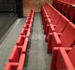 czerwone krzesełka teatru wybrzeże